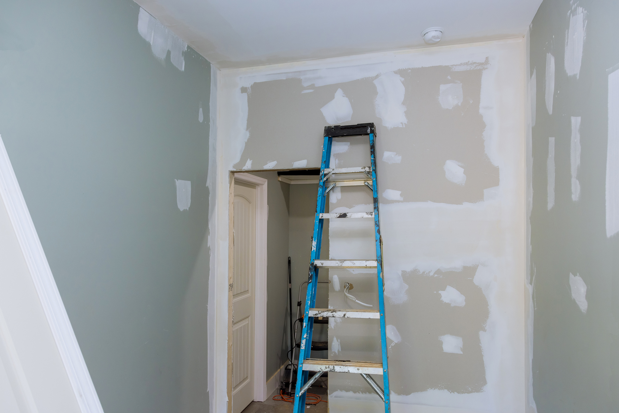 During the process of being plastered with drywall, a newly constructed house is ready for painting after being plastered with drywall